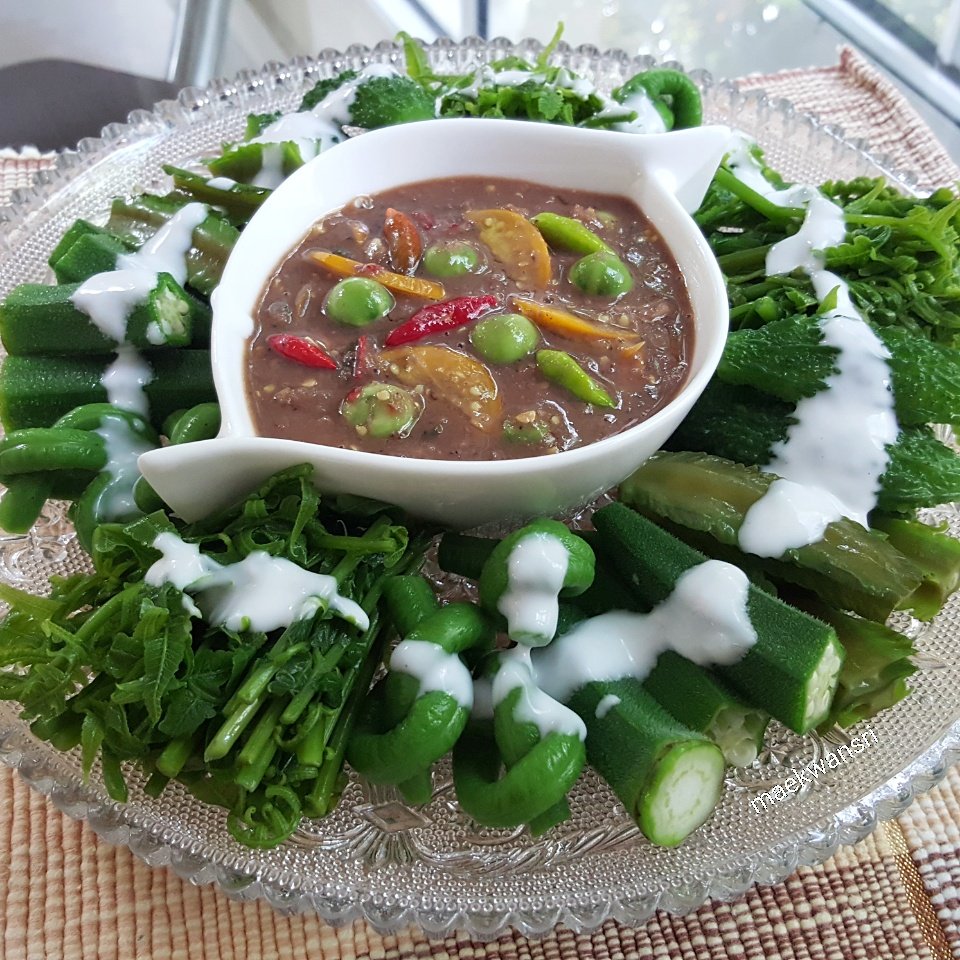 ผักทอดและผักต้มกะทิ-ทานกับน้ำพริก
