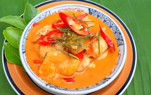 อาหารไทยยอดนิยม พะแนงไก่ แสนอร่อยน่าทานหวานมันด้วยพริกแกงและกะทิ