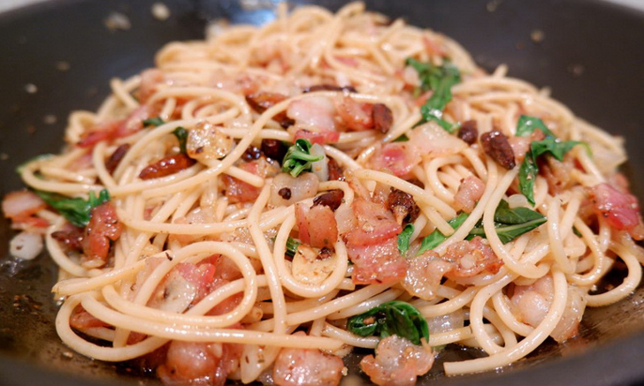 อาหารอิตาเลี่ยน - สปาเก็ตตี้ผัดเบคอนพริกแห้ง